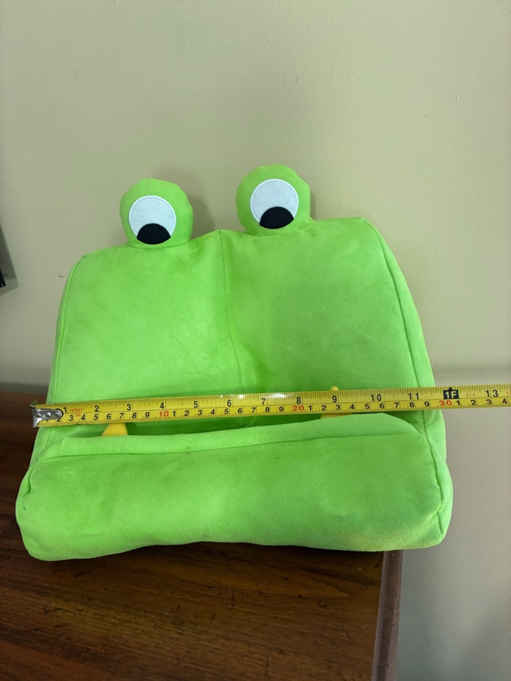 Thinking Gifts - BOOK MONSTER Book/Tablet Stand - Picture 6 of 10